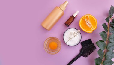 saç maskesi, renkli bir arkaplanda tarak