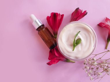 krem renkli arkaplanda kozmetik gül çiçeği