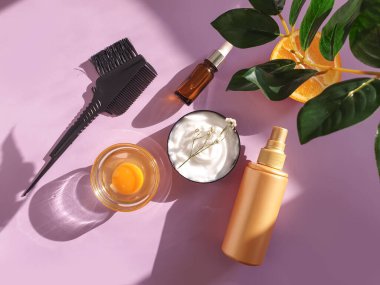 saç maskesi, renkli bir arkaplanda tarak