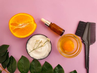 saç maskesi, renkli bir arkaplanda tarak