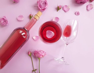 şarap çiçeği renkli arka planda gülü