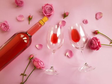 şarap çiçeği renkli arka planda gülü