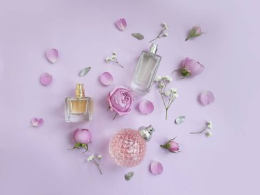 Renkli arka planda bir şişe parfümü çiçeği.