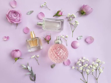 Renkli arka planda bir şişe parfümü çiçeği.