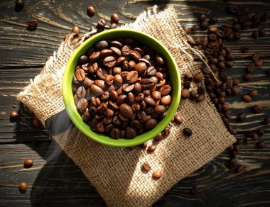 Bir fincan kahve, ahşap arka planda tahıl