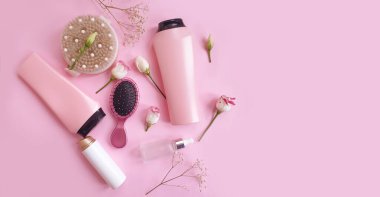 Şampuan tarağı, renkli arka planda çiçek.