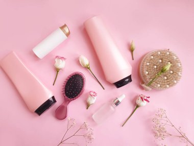 Şampuan tarağı, renkli arka planda çiçek.