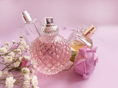 Renkli arka planda bir şişe parfümü çiçeği.