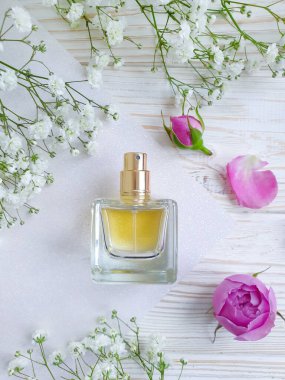 Renkli arka planda bir şişe parfümü çiçeği.