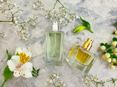 Parfüm şişesi, çimentoda çiçek.