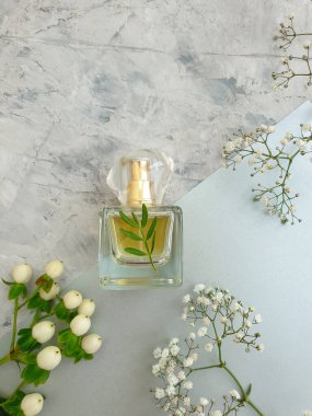 Parfüm şişesi, çimentoda çiçek.