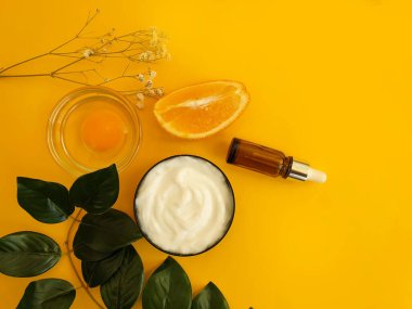 saç maskesi, renkli bir arkaplanda tarak