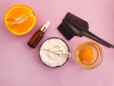 saç maskesi, renkli bir arkaplanda tarak