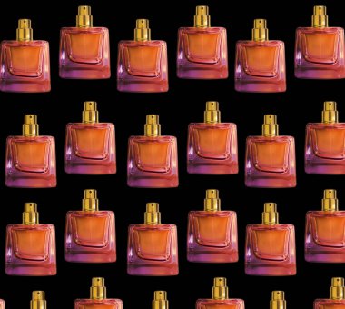 Siyah arka planda parfüm şişesi