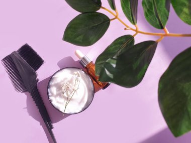 saç maskesi, renkli bir arkaplanda tarak