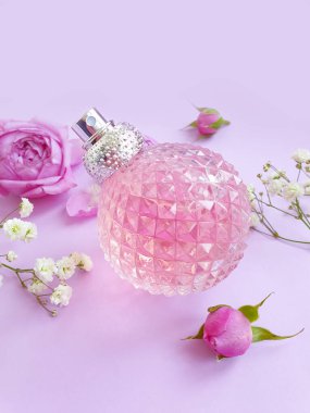 Renkli arka planda bir şişe parfümü çiçeği.