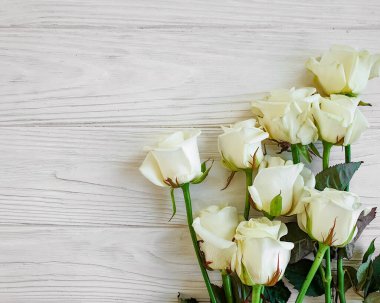 Ahşap arkaplan çerçevesinde çiçek gülü