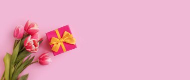 Renkli arkaplanda çiçek lale hediye kutusu