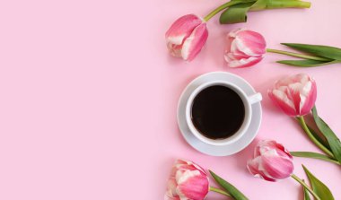 Bir fincan kahve. Renkli arkaplanda lale çiçeği