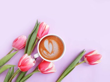 Bir fincan kahve. Renkli arkaplanda lale çiçeği
