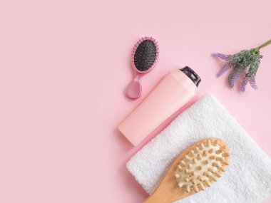 Şampuan tarağı, renkli arka planda çiçek.