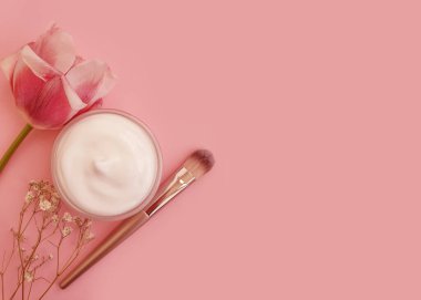 krem kozmetik çiçek lalesi renkli bir arka planda