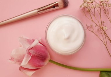 krem kozmetik çiçek lalesi renkli bir arka planda