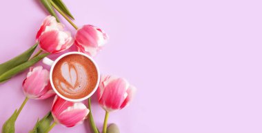 Bir fincan kahve. Renkli arkaplanda lale çiçeği