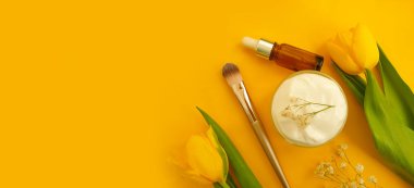 krem kozmetik çiçek lalesi renkli bir arka planda