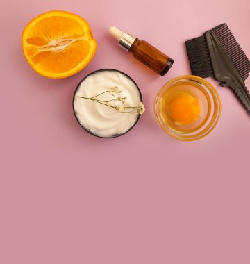 saç maskesi, renkli bir arka planda.