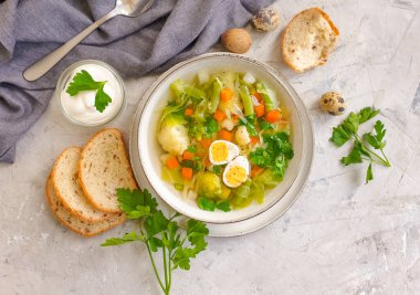 Sebze çorbası, çimento kaplı bıldırcın yumurtası.