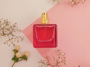 Renkli arka planda bir şişe parfümü çiçeği.