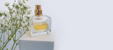 Renkli arka planda bir şişe parfümü çiçeği.