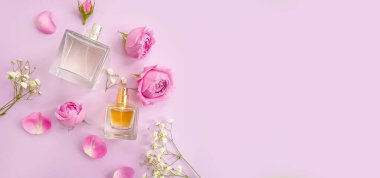 Renkli arka planda bir şişe parfümü çiçeği.