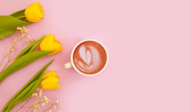 Bir fincan kahve. Renkli arkaplanda lale çiçeği