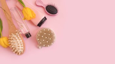 Masaj fırçası, renkli arka planda çiçek lalesi