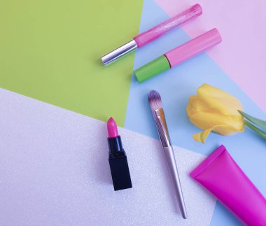 Renkli arkaplanda dekoratif kozmetik ürünler 