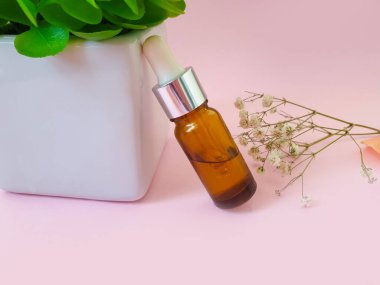 krem renkli arkaplanda kozmetik çiçek