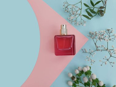 Renkli arka planda bir şişe parfümü çiçeği.