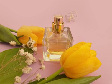 Renkli arka planda bir şişe parfüm çiçeği lalesi.