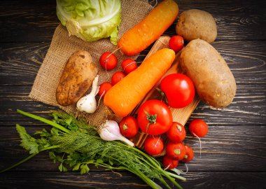 Eski ahşap arka planda organik sebzeler