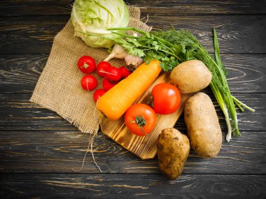 Eski ahşap arka planda organik sebzeler