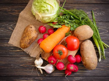 Eski ahşap arka planda organik sebzeler