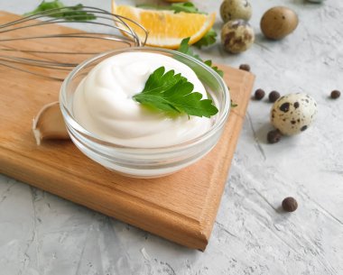 Ev yapımı mayonez, çimento kaplı bıldırcın yumurtası.