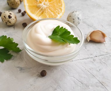 Ev yapımı mayonez, çimento kaplı bıldırcın yumurtası.