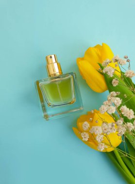 Renkli arka planda bir şişe parfüm çiçeği lalesi.