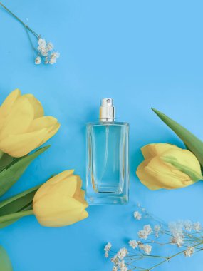 Renkli arka planda bir şişe parfüm çiçeği lalesi.