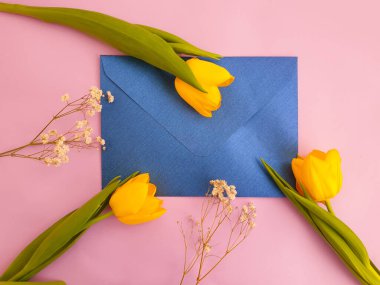 Zarf, renkli arkaplanda çiçek lalesi