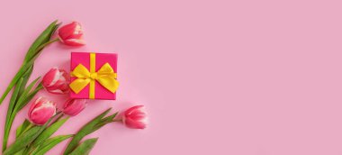 Hediye kutusu, renkli arka planda lale çiçeği.