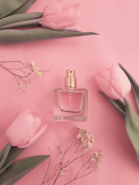 Renkli arka planda bir şişe parfüm çiçeği lalesi.